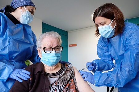 Josefa Pérez, primera persona vacunada a Catalunya contra la Covid-19 i Conxita Barbeta, directora de la residència pública Feixa Llarga de l’Hospitalet de LLobregat