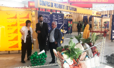 El conseller d'empresa, durant la visita a l'exposició 