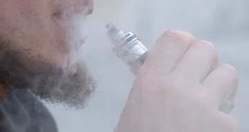persona fumant amb cigarreta electronica