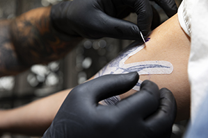 Realització d'un tatuatge