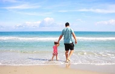 Infant amb el seu pare a la platja